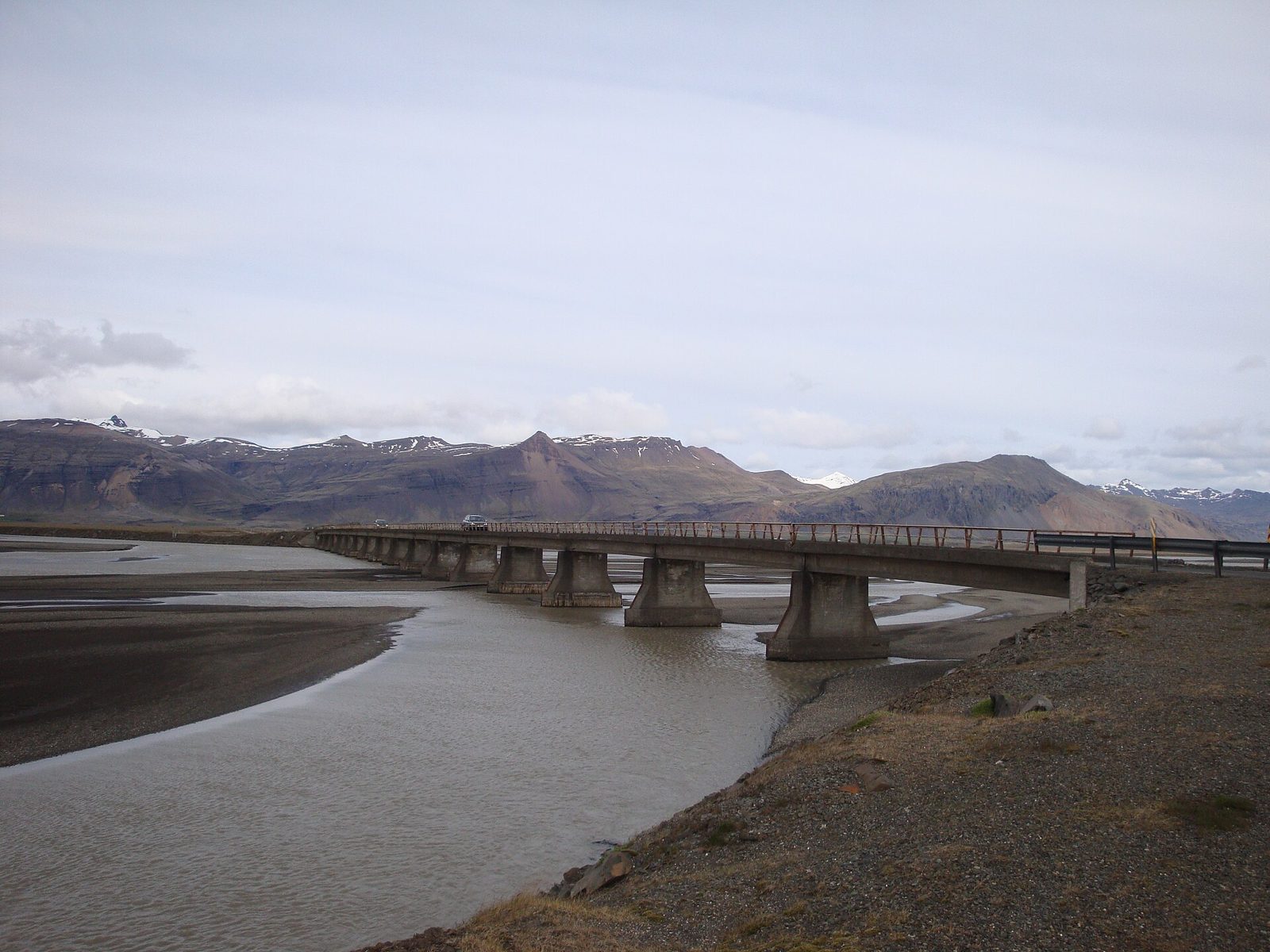A long single-lane bridge (einbreið brú) carrying the Ring Road over the Hornafjarðarfljót glacial river in southeast Iceland